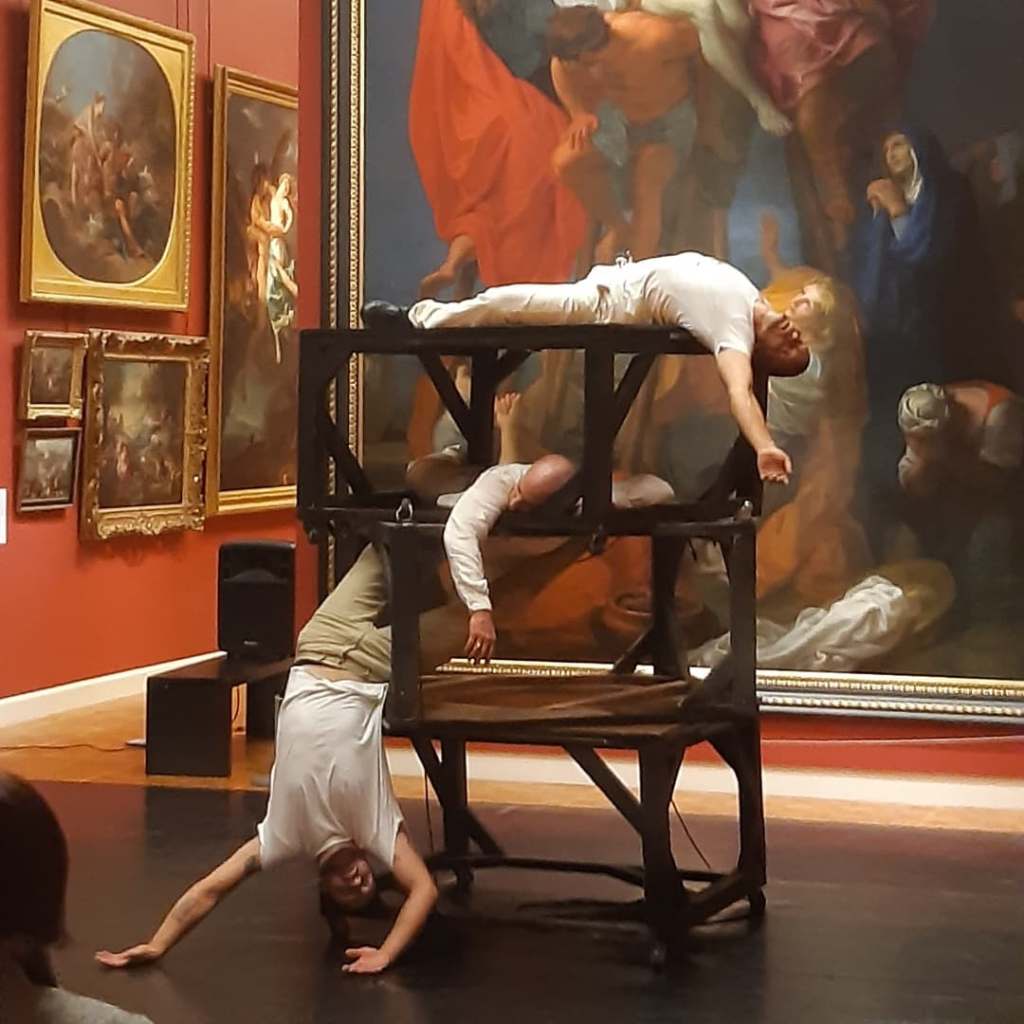 « Dan » signifie littéralement le jugement et « Gée », les Terres.
Dans cette pièce chorégraphique, nous poursuivons notre travail sur l’ouvrage philosophique de Jean-Paul Sartre, L’existentialisme est un humanisme. 