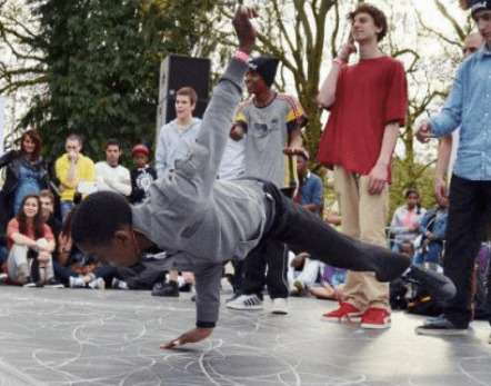 Enfant participant à notre atelier danse breakdance de la compagnie primitif
