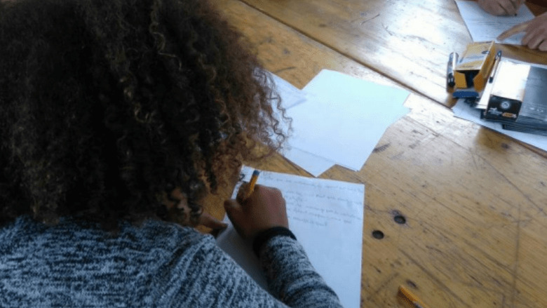Enfant participant à notre atelier d'expression rap de la compagnie primitif