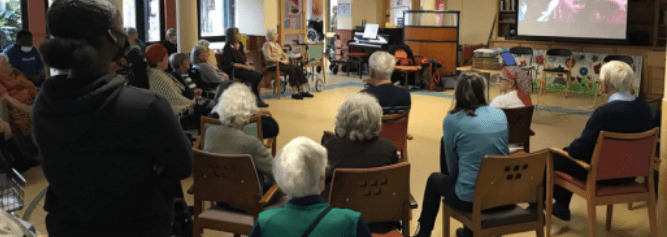 Groupe de personnes âgées en maison de retraite participant à notre atelier intergénérationnel en danse hip hop à l'EPHAD